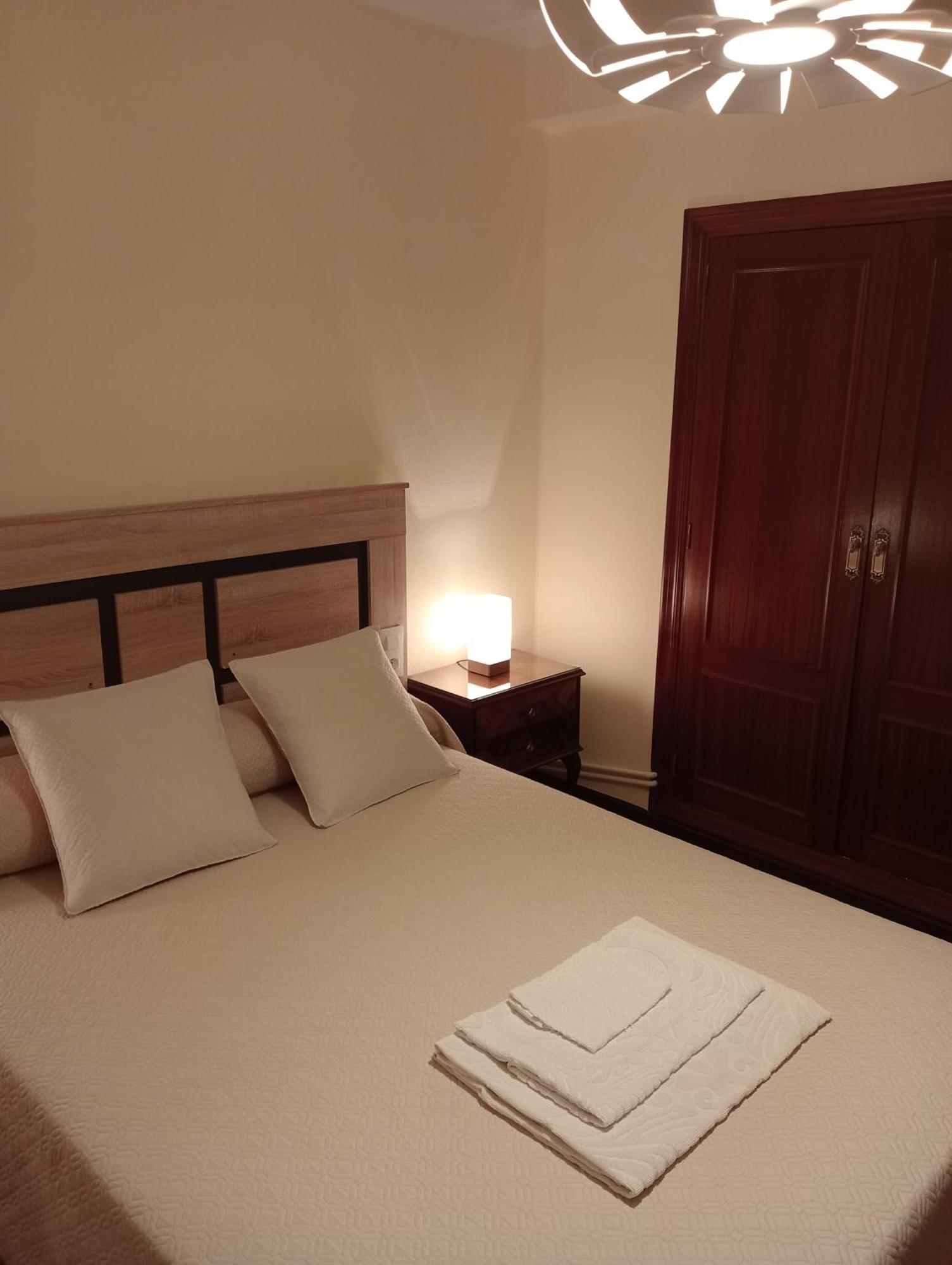 Habitacion matrimonial centro ciudad Oviedo Esterno foto
