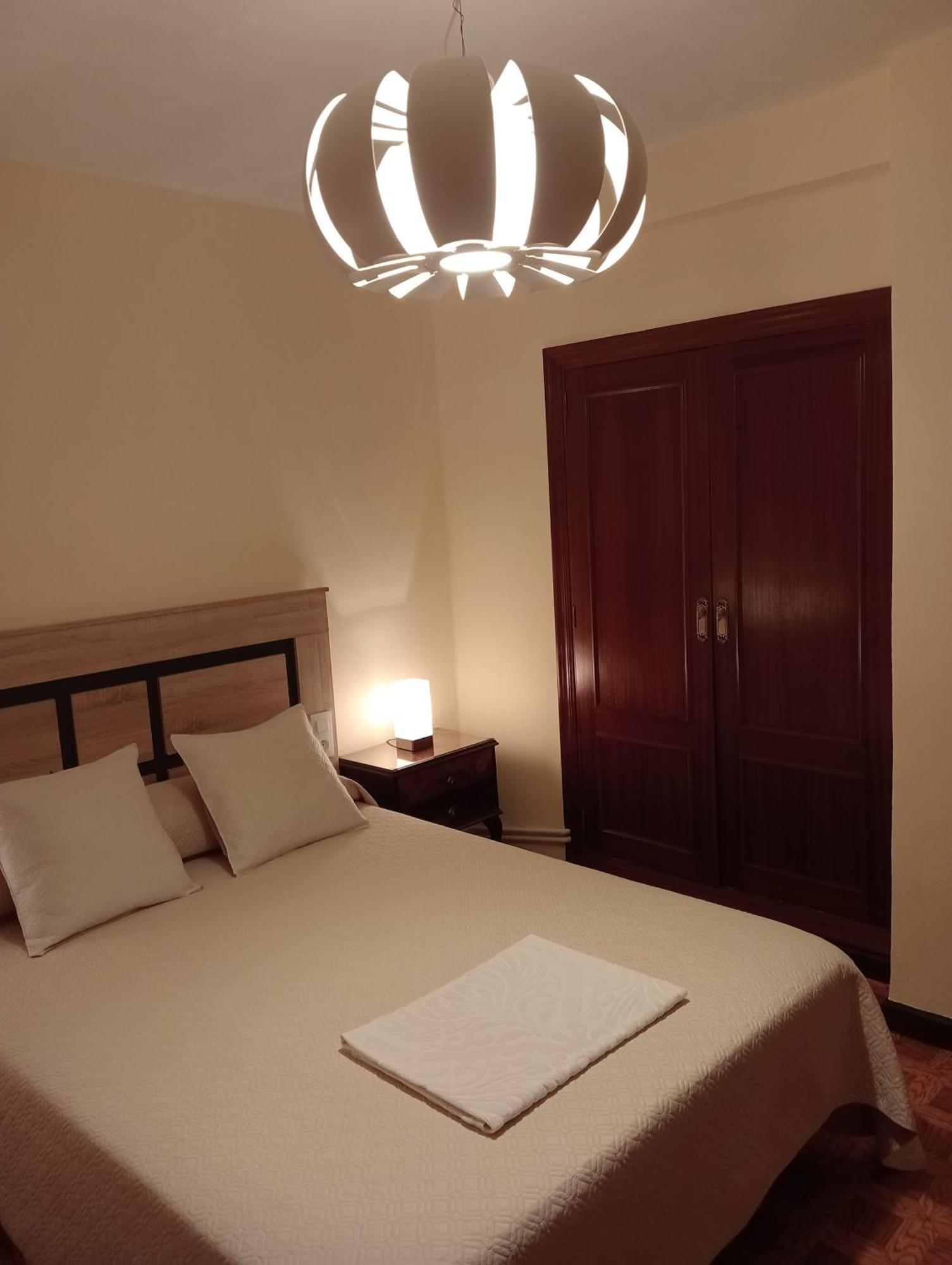Habitacion matrimonial centro ciudad Oviedo Esterno foto