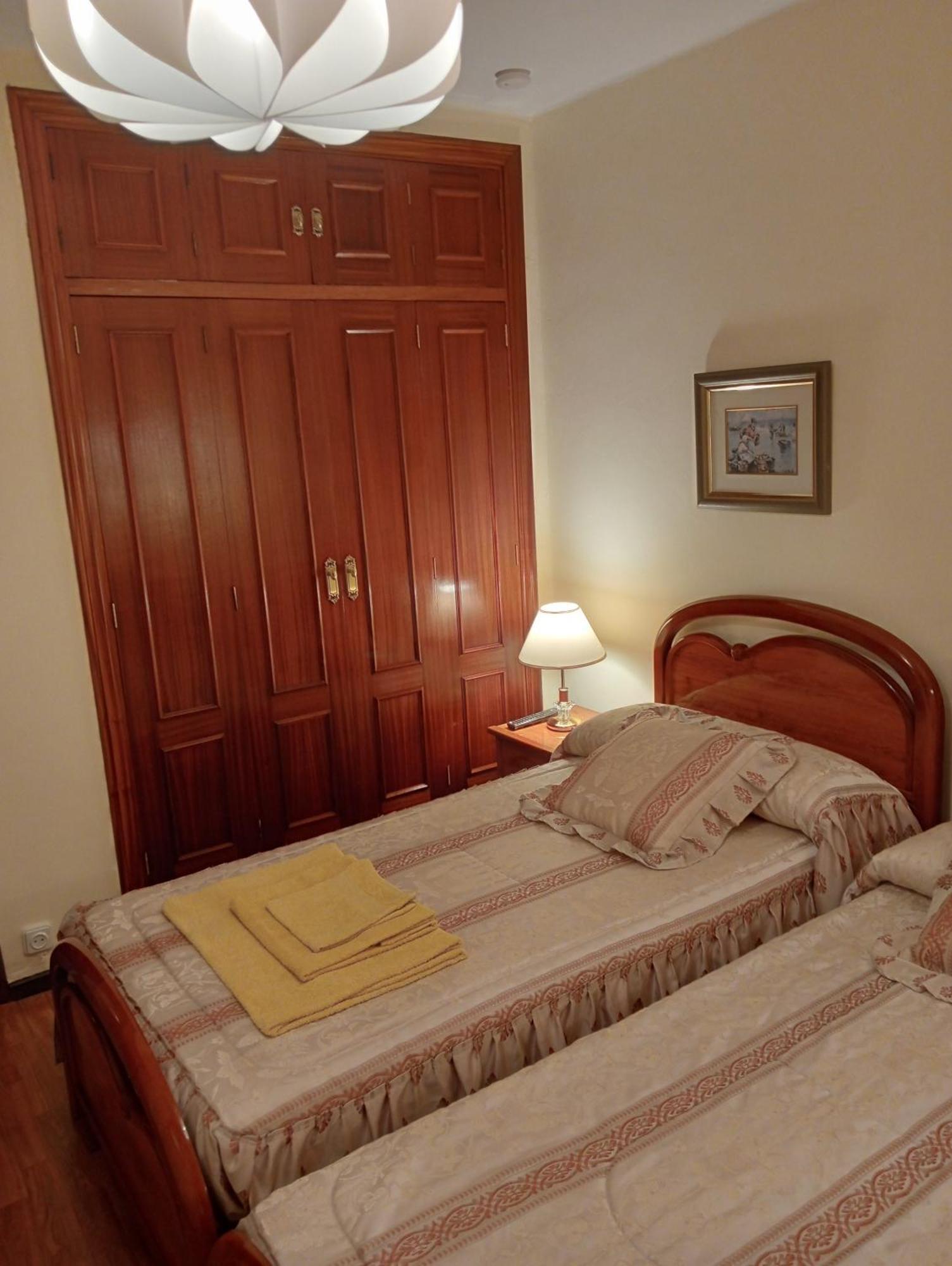 Habitacion matrimonial centro ciudad Oviedo Esterno foto