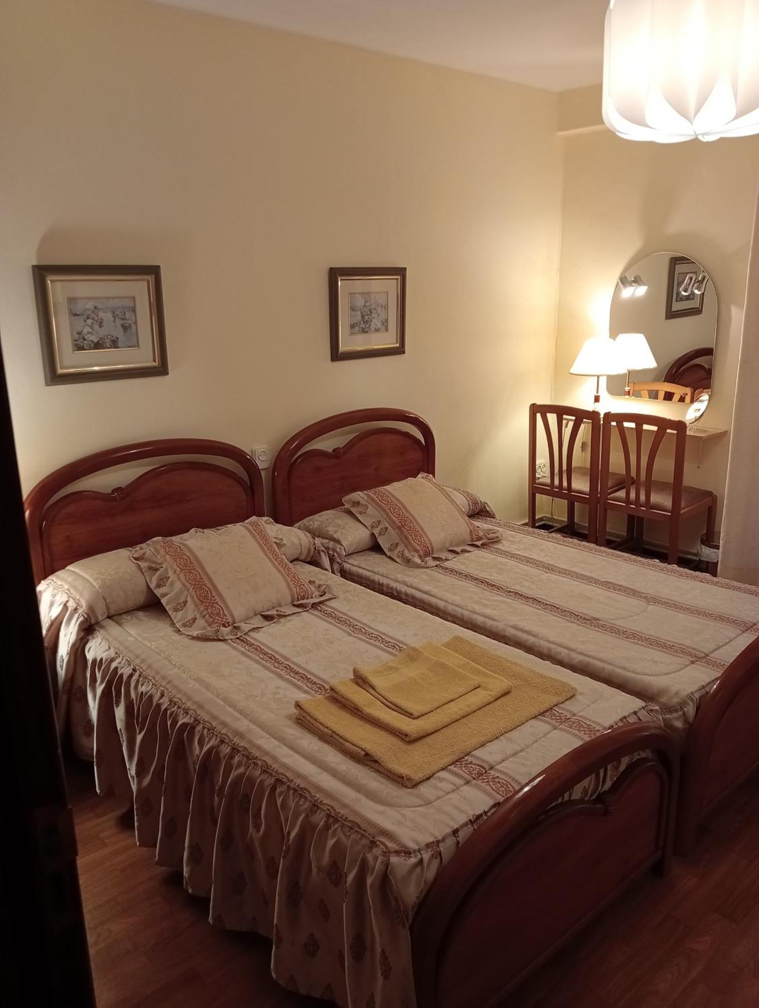 Habitacion matrimonial centro ciudad Oviedo Esterno foto
